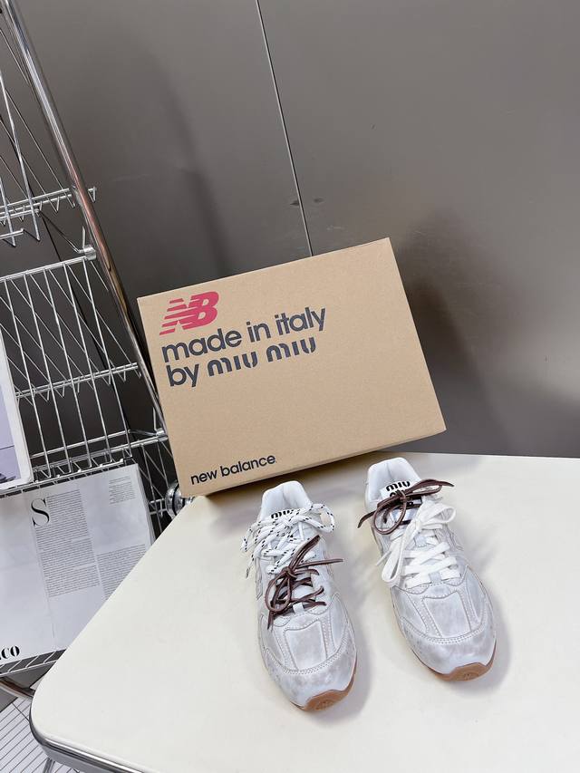 Miu Miunew Balance 联名系列情侣运动鞋、各大品牌都热衷于跨界联名、缪缪这次联名诚意满满非常有亮点鞋面粒面牛皮拼接、做旧毛边设计、复古又叛逆、令